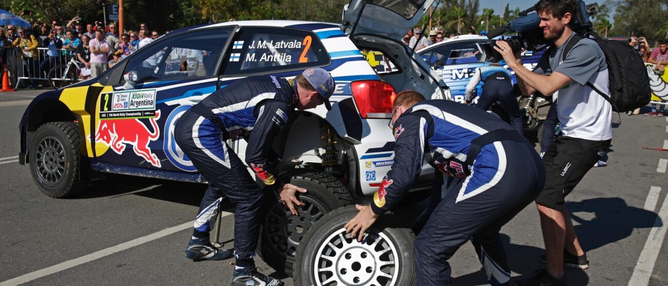 rally-tire-change